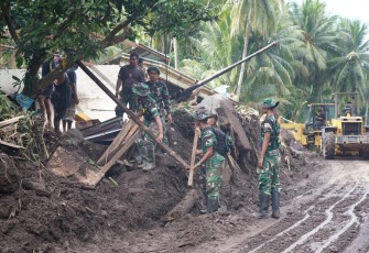 Personil Kodam XIII Merdeka bersama Pemda melaksanakan pembersihan lumpur untuk membuka jalan Kelurahan Paseng
