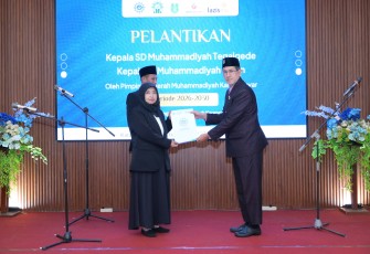 Caption : Pelantikan Kepala SD Muhammadiyah Tegalgede dan Kepala MI Muhammadiyah Karan oleh Ketua PDM Karanganyar, Muhammad Arif Babheir, di Rumah Dinas Wakil Bupati Karanganyar, Selasa (27/1/2026).