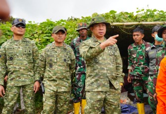 Panglima TNI saat Tinjau Lokasi Longsor Cisarua