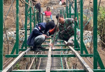 TNI AD dan Masyarakat saat Kerjakan Jembatan Gantung Perintis Garuda di Pacitan