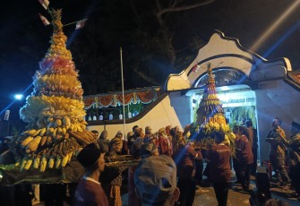 Gunungan palawija dibawa memasuki areal Situs Giyanti saat acara Napak Tilas 271 Tahun Perjanjian Giyanti pada Jumat (13/2/2026) malam.
