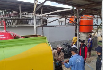 Pendistribusian air bersih bagi warga Kelurahan Kota Baru, Kabupaten Bintan.