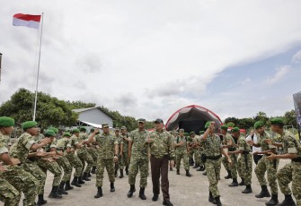 Wapang TNI saat Dampingi Menhan RI Tinjau Yonif TP 888
