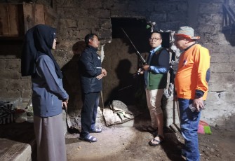 Wakil Bupati Karanganyar, Adhe Eliana, didampingi Kepala BPBD Karanganyar, Hendro Prayitno, meninjau kondisi rumah korban yang terkena tanah longsor, di Dusun Nderokan, Desa Segorogunung, Kecamatan Ngargoyoso, Sabtu (21/2/2026).