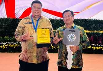 Penghargaan ini diterima langsung oleh Bupati Samosir Vandiko Timotius Gultom, ST didampingi Kepala Dinas Lingkungan Hidup Kabupaten Samosir Edison Pasaribu, ST, MT. 