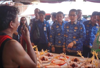 Walikota Bitung, Hengky Honandar bersama Wakil Walikota Bitung, Randito Maringka saat melakukan sidak pasar.