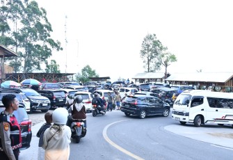 Antusias masyarakat kunjungi obyek wisata yang di kelola Pemkab Samosir.