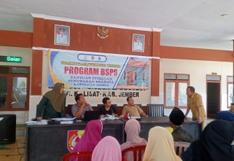 Kepala Desa Gambiran, Rahmat Hidayat, berdiskusi dengan TFL BSPS saat rembug warga penetapan 19 calon penerima bantuan bedah rumah Program BSPS 2026 di Balai Desa Gambiran, Kecamatan Kalisat, Kabupaten Jember, Senin (11/5/2026).