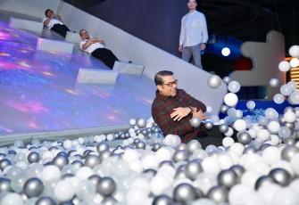 Menteri Ekonomi Kreatif, Teuku Riefky Harsya, mengunjungi dan mencoba salah satu wahana di Wonderlab di Senayan City, Jakarta, Senin (8/6/2026).
