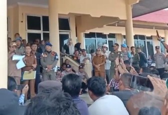 Gerakan Masyarakat Kemukiman Pemuka (Gemuka) menggelar aksi unjuk rasa di Kantor Bupati Aceh Singkil, kawasan Pulo Sarok, Kecamatan Singkil, Senin, (8/6/2026.)