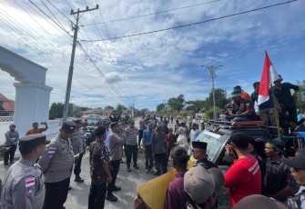Polres Aceh Singkil saat Berikan Pelayanan Pengamanan Aksi Unjuk Rasa di Kantor Bupati