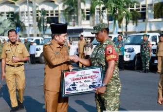 Bupati Jember Muhammad Fawait (Gus Fawait) menyerahkan armada operasional berupa truk dan kendaraan pick up untuk mendukung Koperasi Desa/Kelurahan Merah Putih (KD/KMP) di Kabupaten Jember, Senin (8/6/2026).