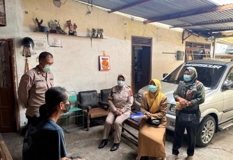 Petugas  Sidokkes Polres Karanganyar sedang melakukan tracing kontak erat warga yang terkonfirmasi menderita Tuberkulosis (TBC) di Dusun Dimoro RT 02 RW 10, Kelurahan Karanganyar, Senin (15/6/2026).