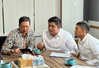 Bupati Bintan Roby Kurniawan (tengah) saat melakukan kunjungan silahturahmi ke Kantor Balai Pelaksanaan Jalan Nasional (BPJN) Kepulauan Riau, Rabu (17/06).
