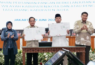 Penandatanganan SEB tentang Pengintegrasian Lahan Pertanian Pangan Berkelanjutan (LP2B) ke Dalam Rencana Tata Ruang Wilayah (RTRW) Kabupaten/Kota dan/atau Rencana Detail Tata Ruang (RDTR) Kabupaten/Kota.