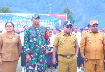 Foto bersama dalam acara Penyerahan SK Pengangkatan CPNS Formasi Tahun 2024