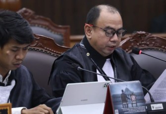 Para kuasa hukum pemohon pengujian Undang-Undang Cipta Kerja menyampaikan pokok-pokok perbaikan permohonan secara langsung di ruang sidang panel MK, pada Rabu (24/6/2026). Foto: Humas/Panji