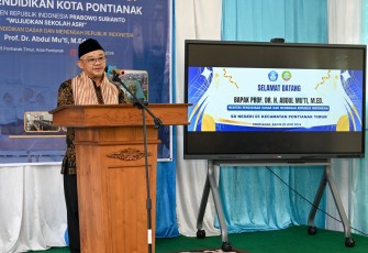 Mendikdasmen, Abdul Mu’ti, saat meresmikan hasil Revitalisasi Satuan Pendidikan tahun 2025 di SD Negeri 05 Kecamatan Pontianak Timur, Kalimantan Barat, pada Kamis (25/6). 