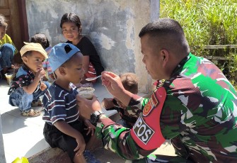 Yonarmed 12 Kostrad saat Gelar Posyandu di Wilayah Perbatasan