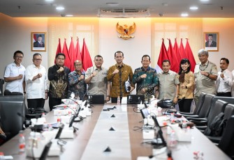 Foto bersama dalam Rapat Gelar Perkara Akhir yang diselenggarakan Kementerian ATR/BPN bersama Kementerian Transmigrasi di Jakarta, Senin (29/6).