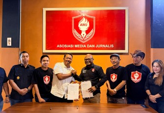 Kalapas Yulian Fernando bersama Ketua AMJ Bengkulu Wibowo Susilo, didampingi pengurus AMJ teken PKS.
