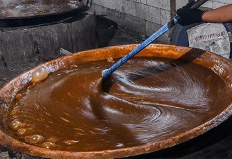 Proses memasak dodol betawi dengan mengaduk