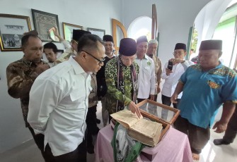 Menag Nasaruddin Umar saat melihat Al Qur'an, Jum'at (16/1)