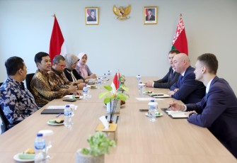 Wamenkes Prof dr Dante Saksono Harbuwono bersama Menteri Kesehatan Republik Belarus Aliaksandr Khajayeu di RS PON Prof Dr dr Mahar Mardjono, Jakarta, Rabu (1/7)