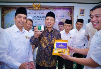  Menteri Koperasi (Menkop) Ferry Juliantono meresmikan Koperasi Masyarakat Cinta Masjid Indonesia (MCMI) yang berlokasi di Masjid Sunda Kelapa, Jakarta, Sabtu (14/3)