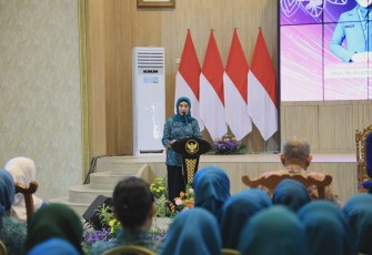 Ketua TP PKK Kabupaten Jember Ghyta Eka Puspita saat memberikan arahan dalam Rapat Koordinasi dan Bimbingan Teknis penguatan Posyandu 6 SPM bersama kader PKK, Posyandu, dan Bunda PAUD di Pendopo Wahyawibawagraha, Selasa (12/5/2026).