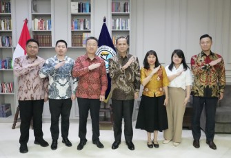 Audiensi antara Menteri Transmigrasi M. Iftitah Sulaiman Suryanagara dengan Vice President CEEC Southeast Asia Regional Headquarters, Jin Bin, di Jakarta, Jumat (6/3). 
