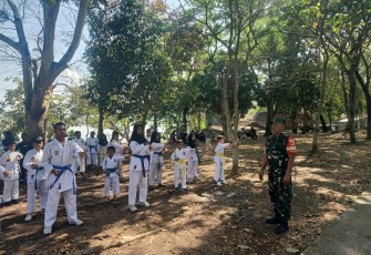 Babinsa Koramil 14/Bringin saat latih Karate Generasi Muda di Wilayah