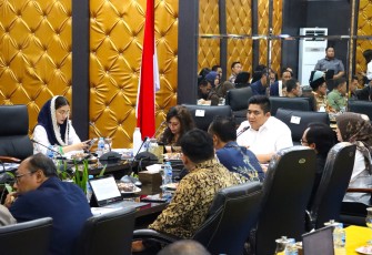 Bupati Roby didampingi Wakil Bupati Deby Maryanti saat menerima langsung kunjungan kerja reses Ketua Tim Komisi VII DPR RI, Evita Nursanty, beserta rombongan di Ruang Rapat II Kantor Bupati Bintan, Rabu (22/7).
