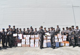 Unsur Udara TNI AL Distribusikan Logistik Bencana Gempa di NTT 
