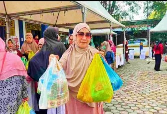 Pasar Murah Ramadan Disdagin Kota Tanjungpinang saat diserbu Ibu Rumah Tangga