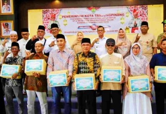 Wali Kota Lis saat Serahkan Bingkisan dan Insentif RT/RW