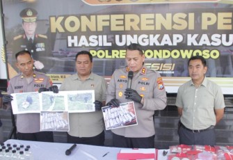 Kabid Humas Polda Jatim, Kombes Pol Jules Abraham Abast saat konferensi pers.