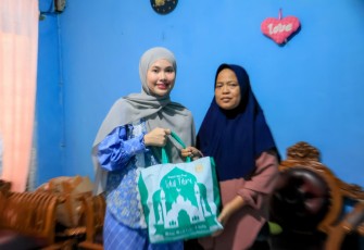 Ketua YKI Bintan saat Serahkan Bantuan kepada Penyintas Kanker