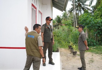 Kepala Badan Nasional Penanggulangan Bencana (BNPB) Letjen TNI Dr. Suharyanto memeriksa kondisi dan progres pembangunan hunian tetap (huntap) bagi warga terdampak bencana di Kabupaten Bireuen, Provinsi Aceh pada Jumat (13/3)