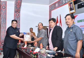 Bupati Samosir Sampaikan Nota Pengantar 4 Ranperda dalam Rapat Paripurna DPRD