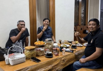 HRM Khalilur R Abdullah Sahlawiy, atau Gus Lilur saat berdiskusi intensif di Pamekasan, Sabtu (28/02/2026).