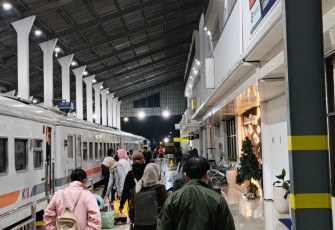 Suasana penumpang di Stasiun Ketapang Banyuwangi 