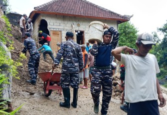 TNI AL dan TNI AD Bersinergi Atasi Bencana Longsor di Nusa Penida Bali 
