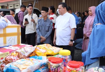 Sekda Bintan, Ronny Kartika saat Tinjau Pasar Murah di Pasar Baru Tanjung Uban, Jumat pagi (13/03). 