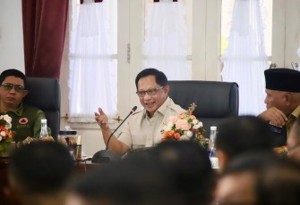 Menteri Dalam Negeri (Mendagri) Muhammad Tito Karnavian mengumpulkan kepala daerah se-Provinsi Sumatera Barat 