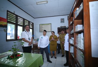 Wakil Menteri Pendidikan Dasar dan Menengah (Wamendikdasmen) Atip Latipulhayat Tinjau Sekolah di Manado
