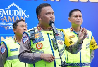 Kakorlantas Polri Irjen Pol. Drs. Agus Suryonugroho S.H., M.Hum saat di Posko Command Center KM 29, Cikampek, Minggu (15/3/2026).