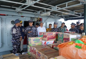  TNI AL Kirim Kembali Bantuan Logistik  ke Halmahera Utara dan Barat 