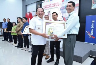 Acara simbolis penyerahan penghargaan kepada wajib pajak tertib dan penerimaan SPPT PBB-P2 oleh Bupati Rober Christanto, di Rumah Dinas Bupati Karanganyar, Rabu (28/1/2026)