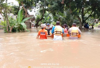 Polres Jember Evakuasi Korban Banjir di Rambipuji 